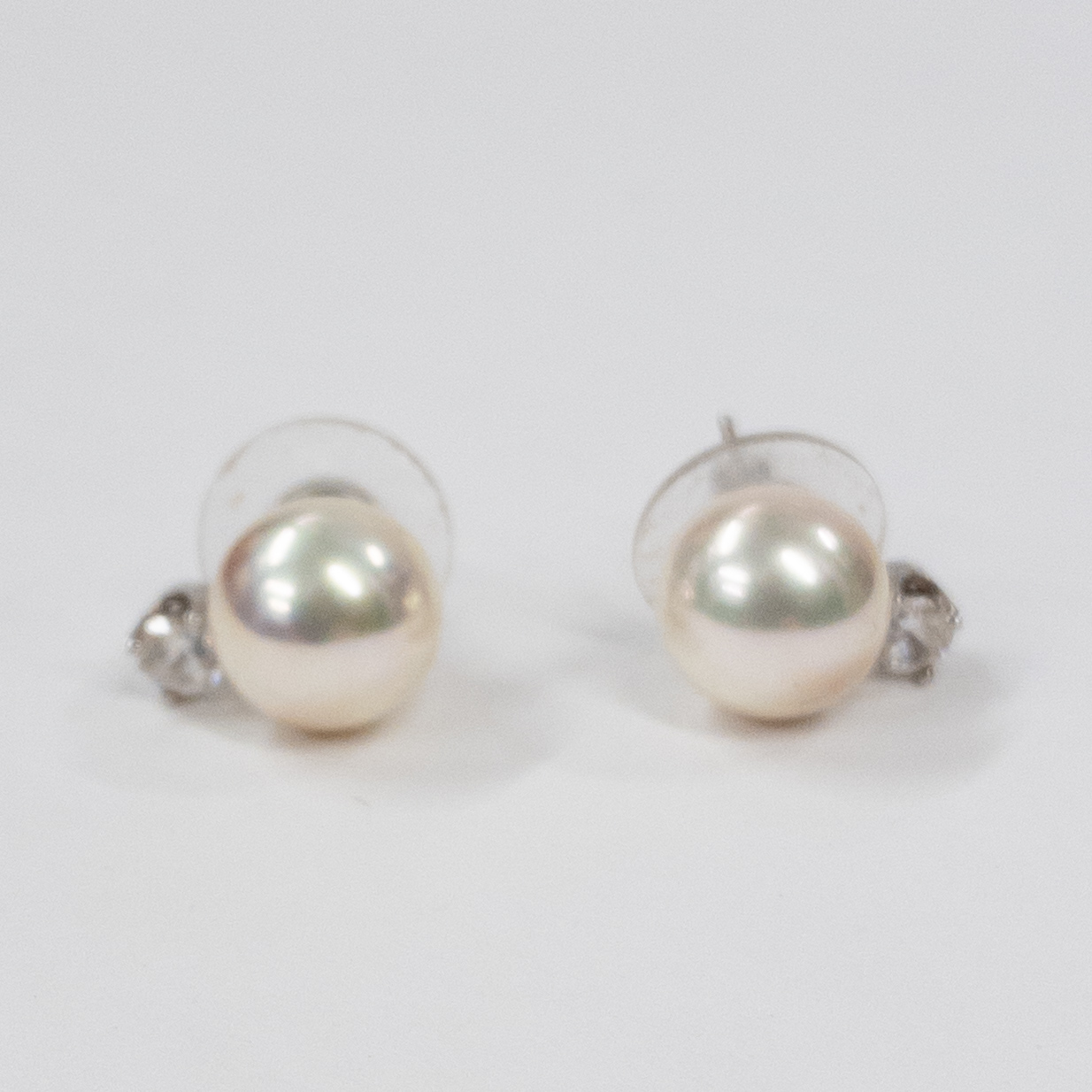 14K White Gold 'Pearl' Stud Earrings