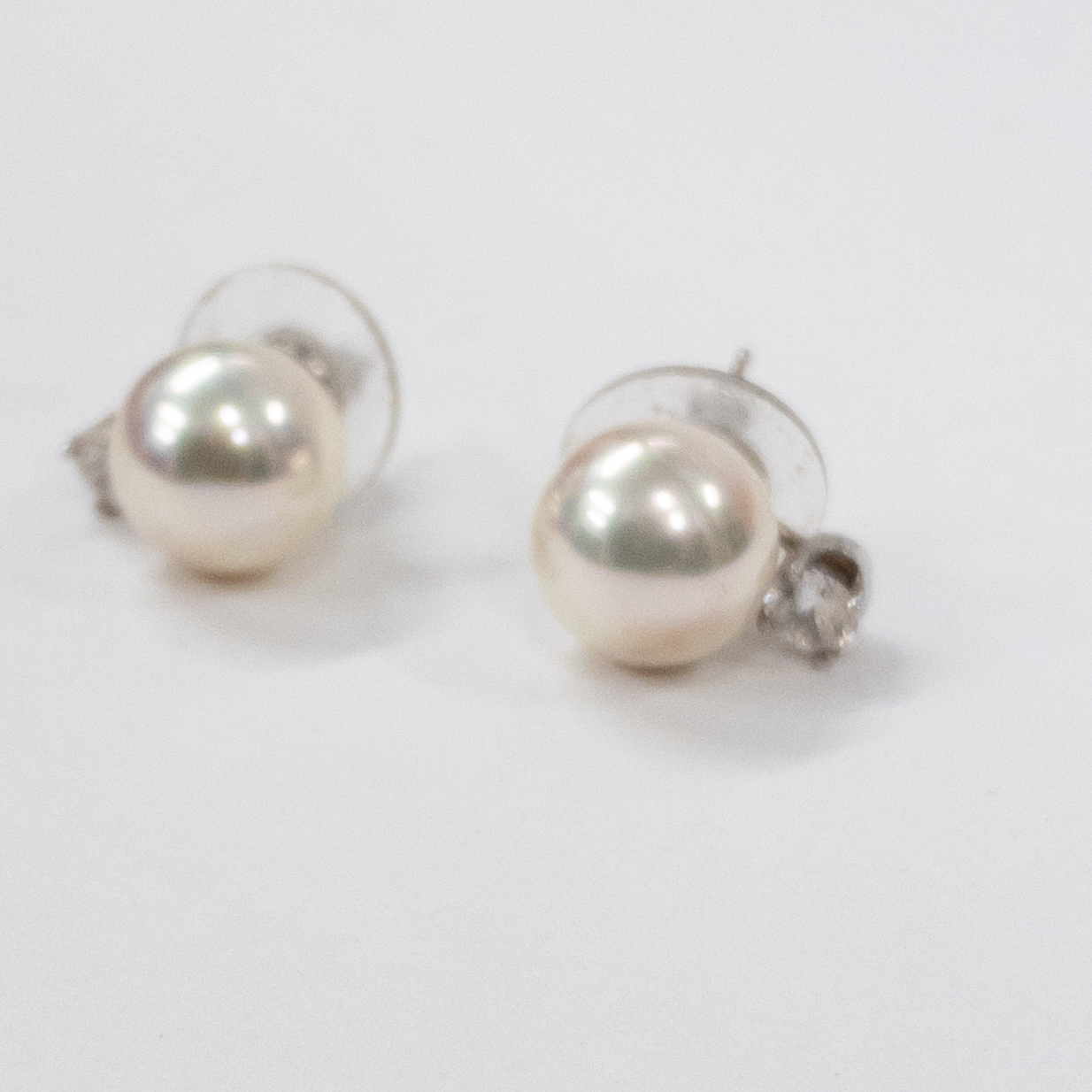 14K White Gold 'Pearl' Stud Earrings