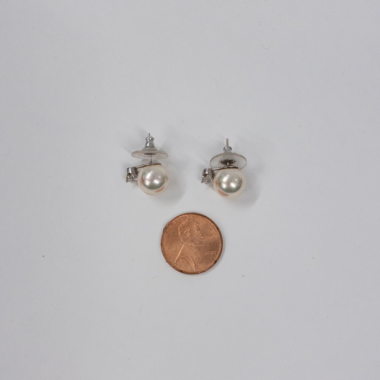 14K White Gold 'Pearl' Stud Earrings