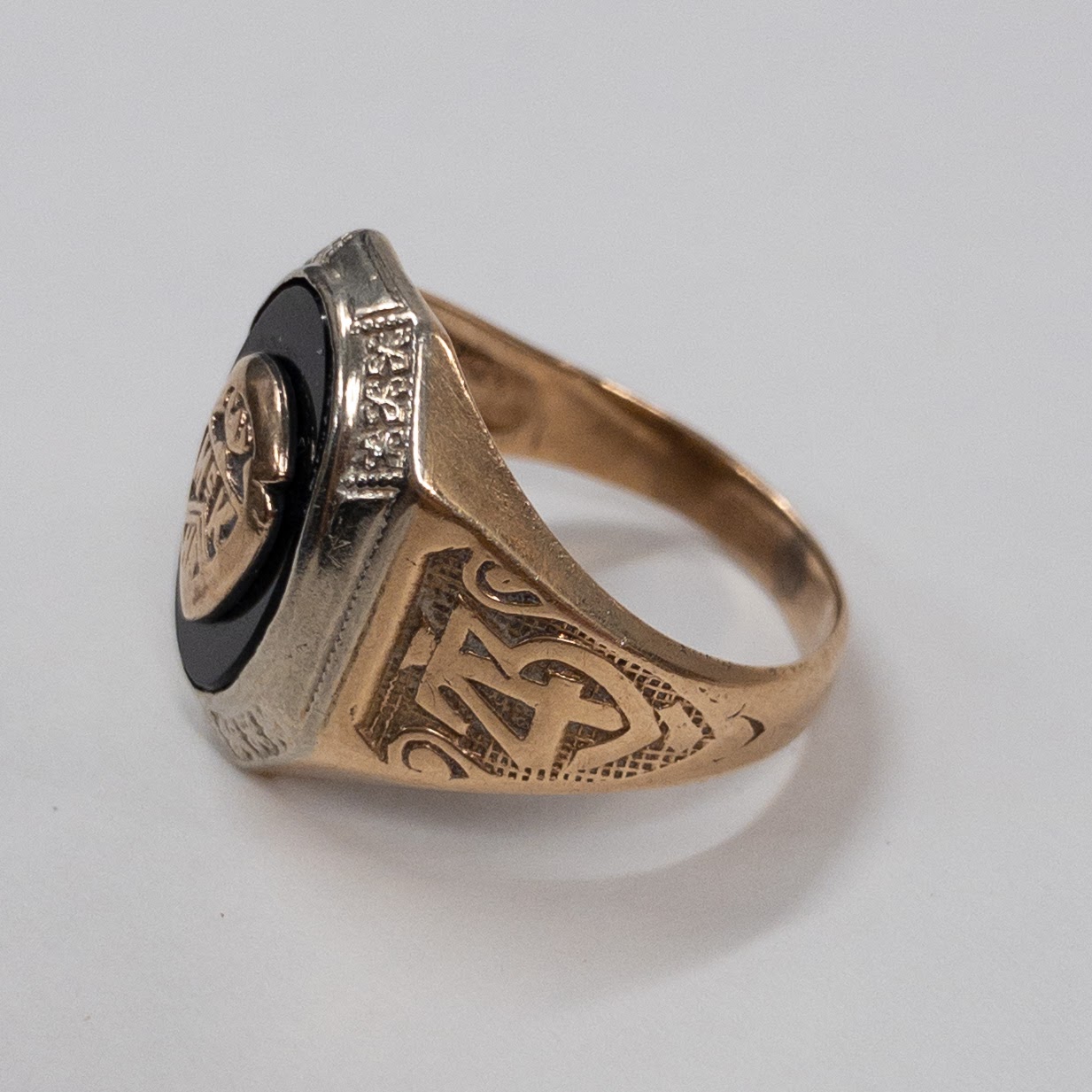 10K Gold Antique Class Ring With Badge Setting