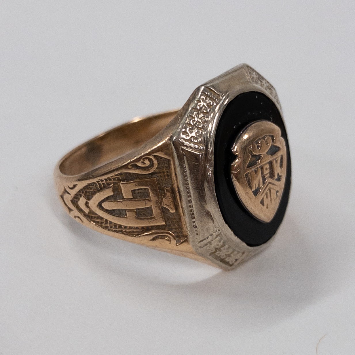 10K Gold Antique Class Ring With Badge Setting