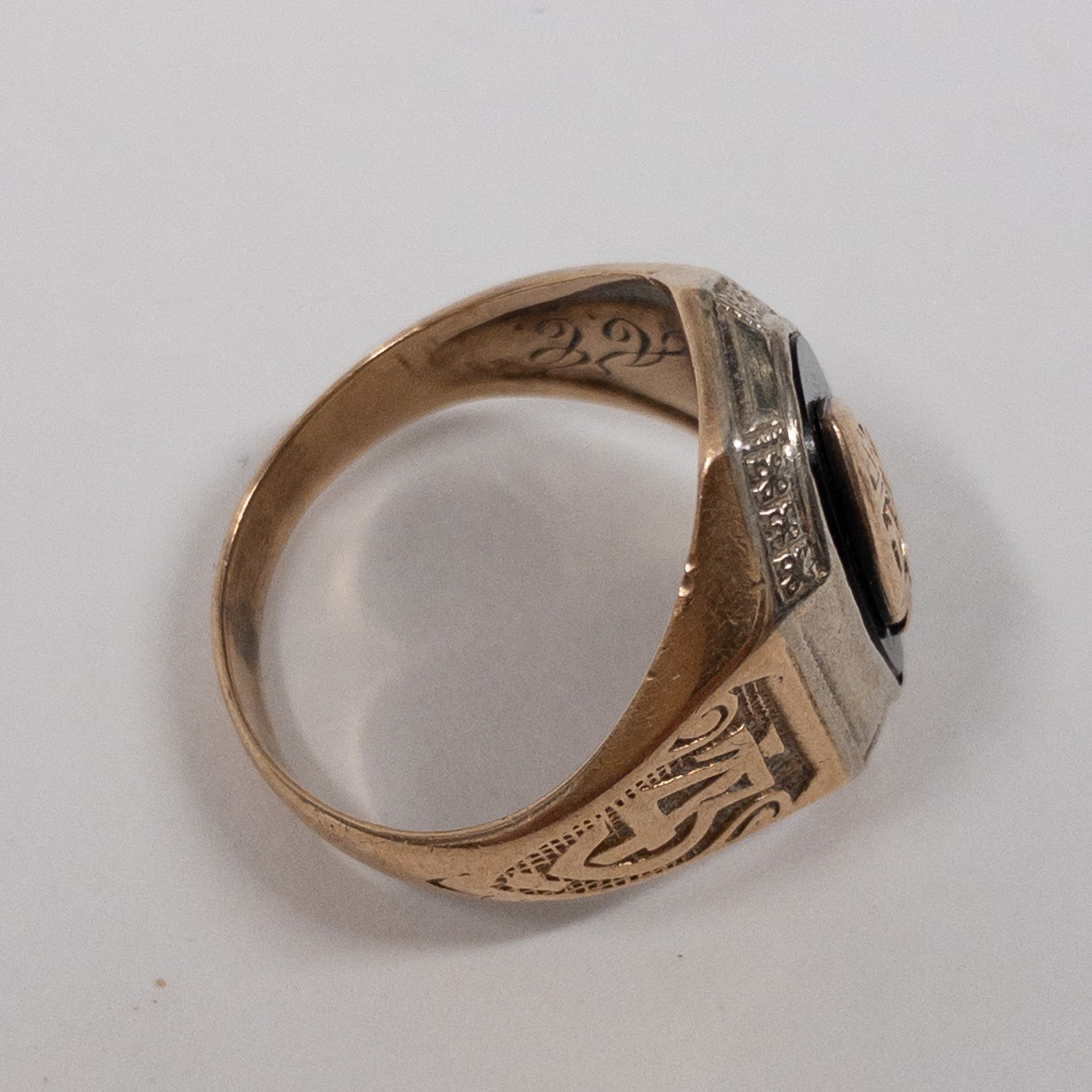 10K Gold Antique Class Ring With Badge Setting