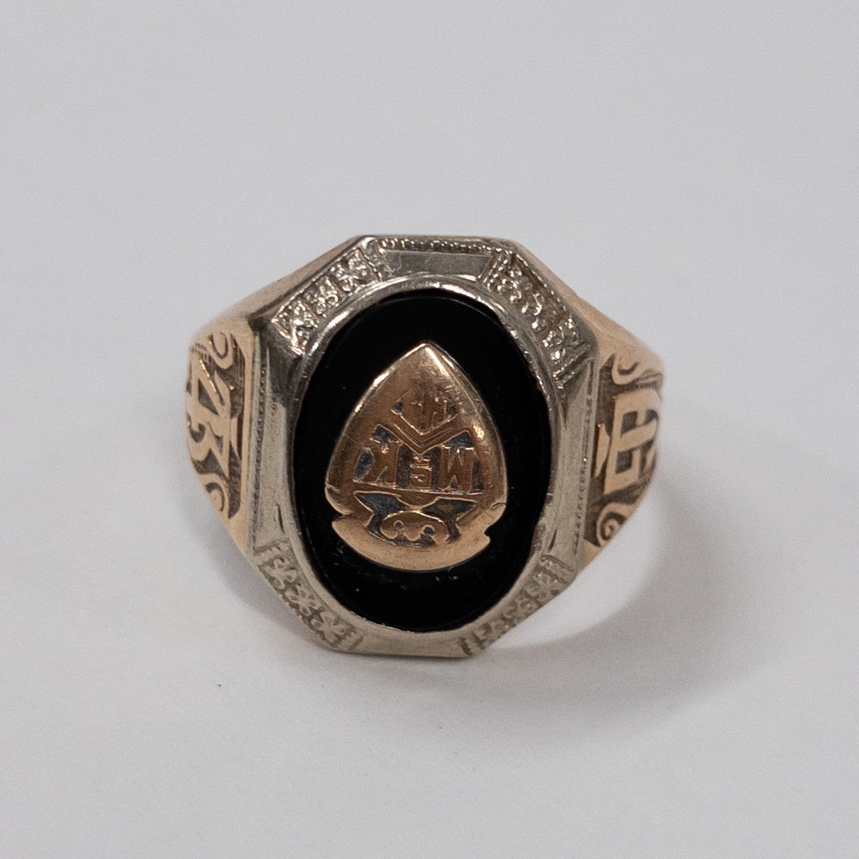 10K Gold Antique Class Ring With Badge Setting