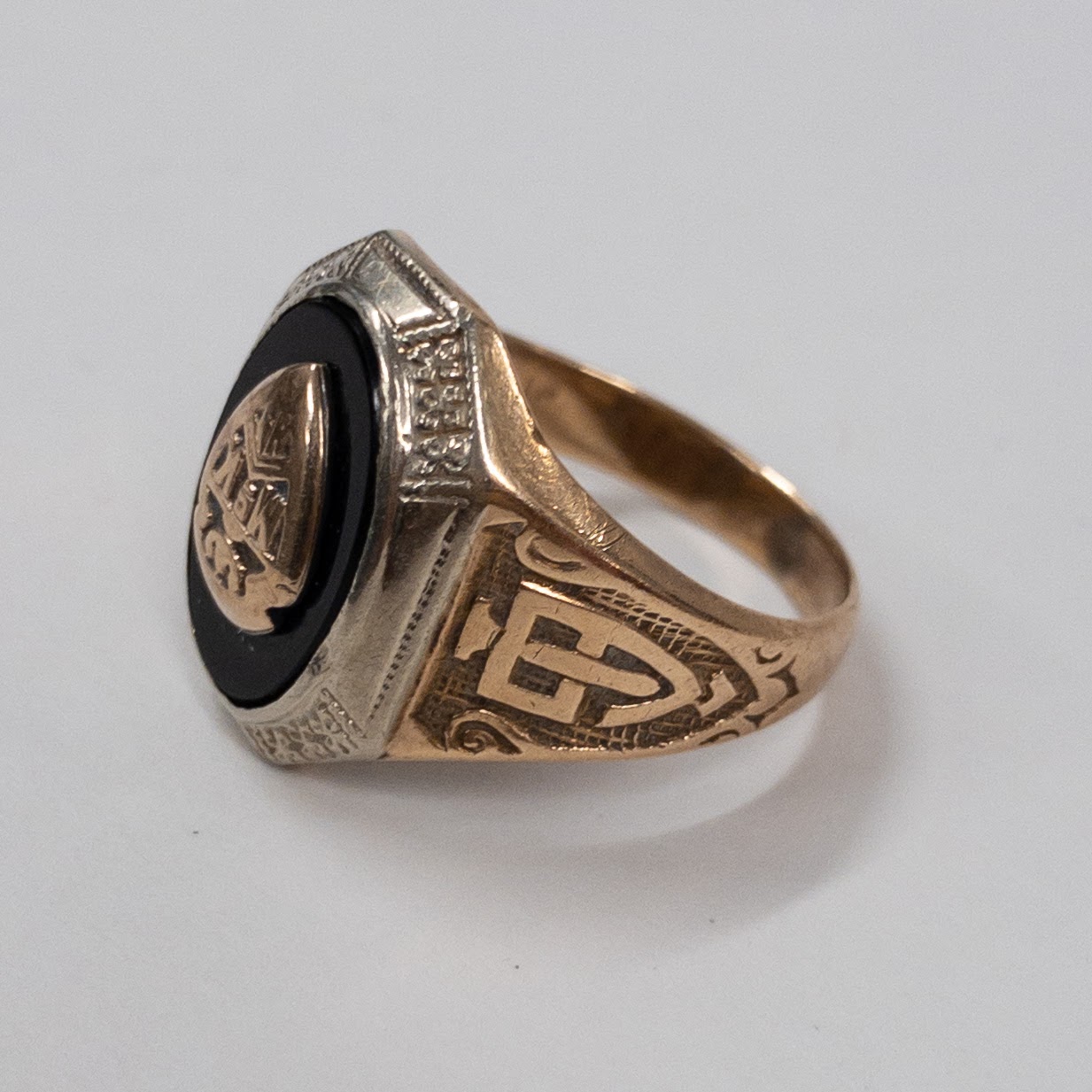 10K Gold Antique Class Ring With Badge Setting