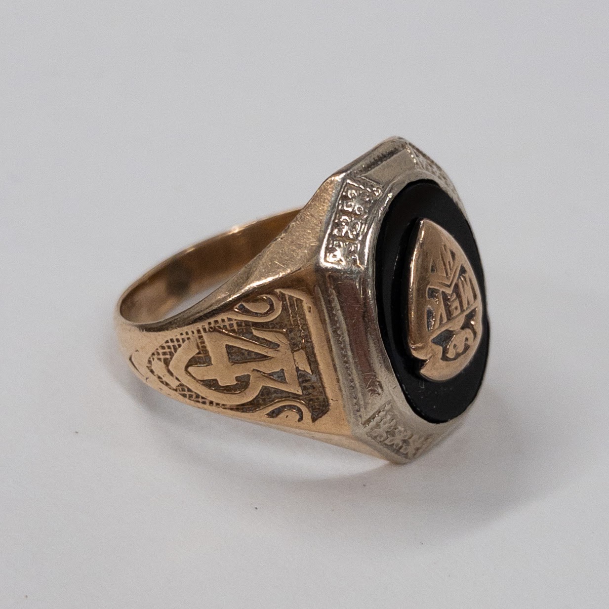 10K Gold Antique Class Ring With Badge Setting