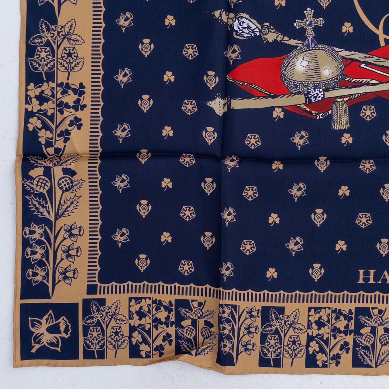 Halcyon Days MINT 'Longest Reigning Monarch' Commemorative Silk Scarf