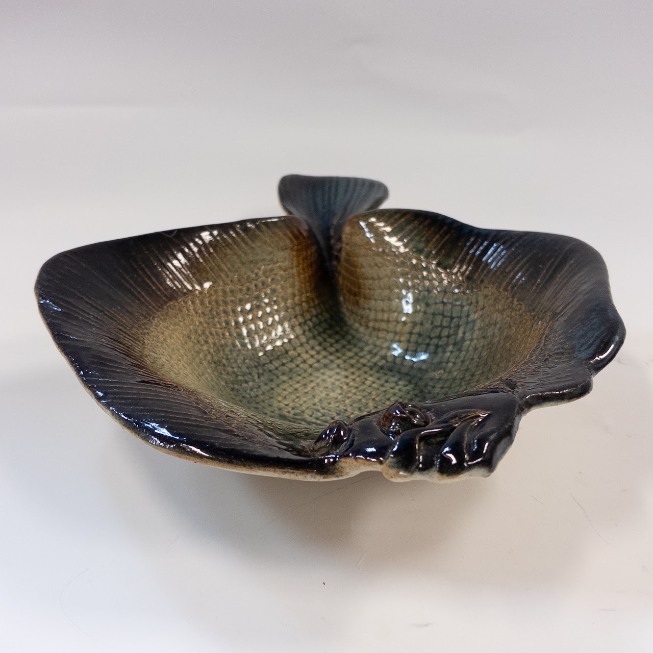 Tom and Rosalie Nadeau Ceramic Fluke Fish Bowl Pair