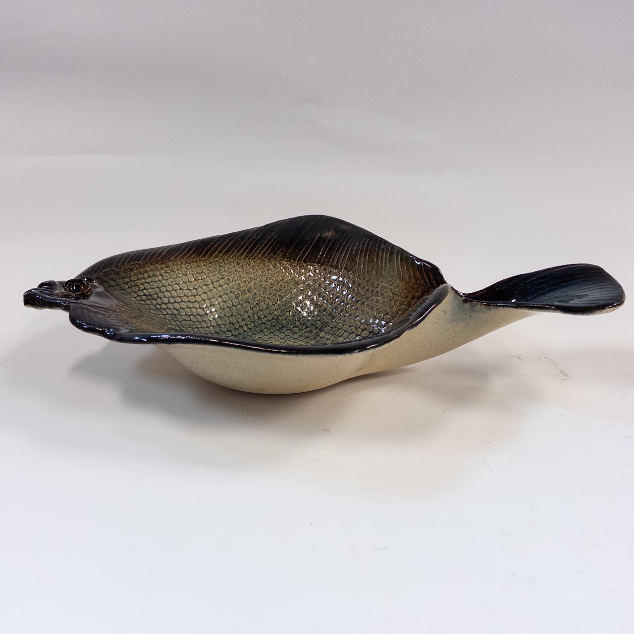 Tom and Rosalie Nadeau Ceramic Fluke Fish Bowl Pair