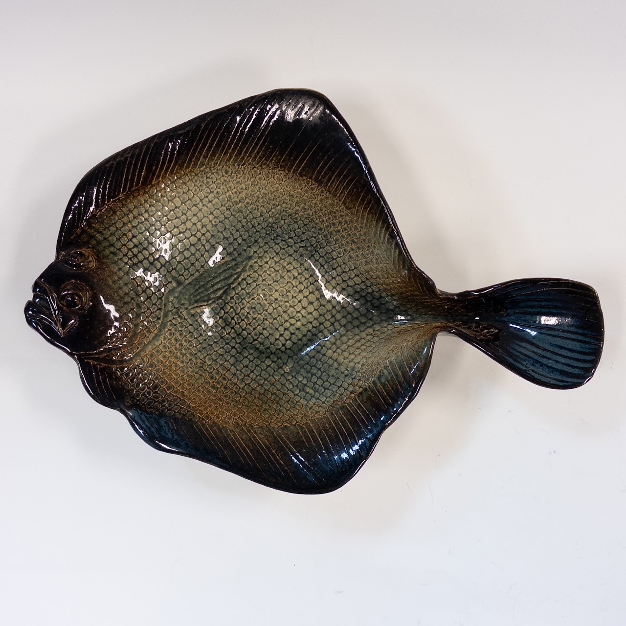 Tom and Rosalie Nadeau Ceramic Fluke Fish Bowl Pair