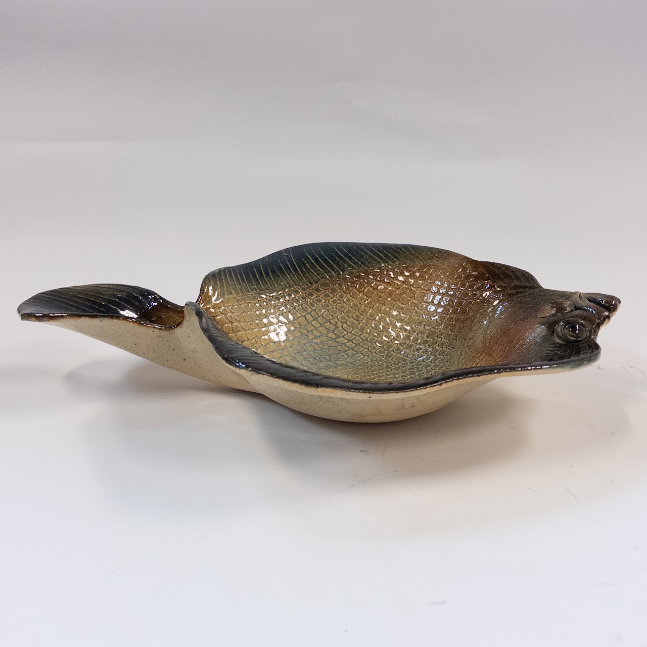 Tom and Rosalie Nadeau Ceramic Fluke Fish Bowl Pair