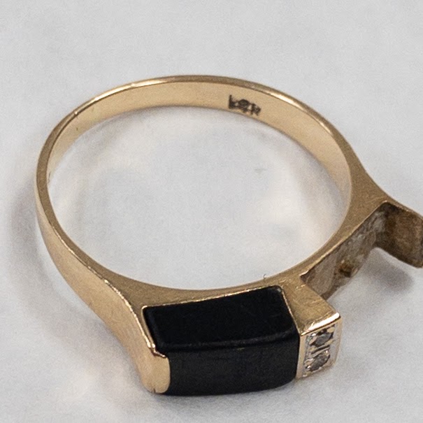 14K Gold & Onyx Ring NEEDS REPAIR