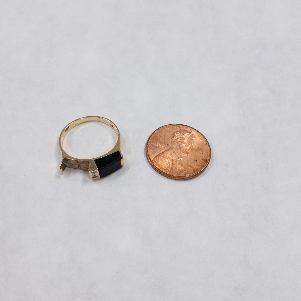 14K Gold & Onyx Ring NEEDS REPAIR