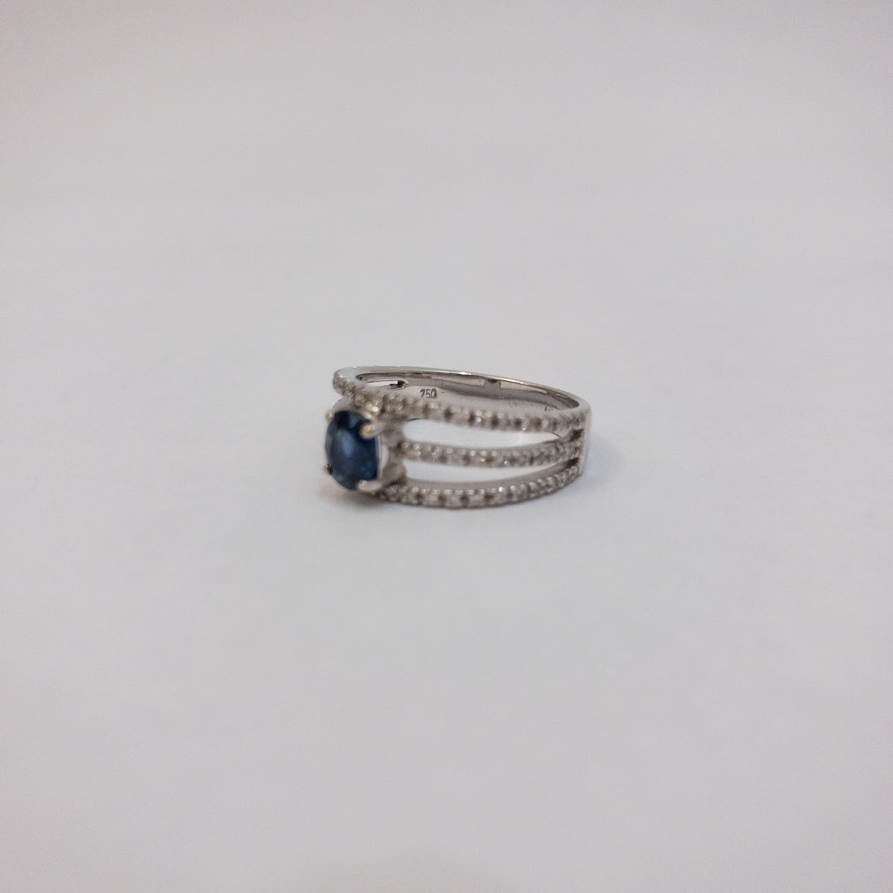 18K White Gold Diamond & Blue Stone Ring