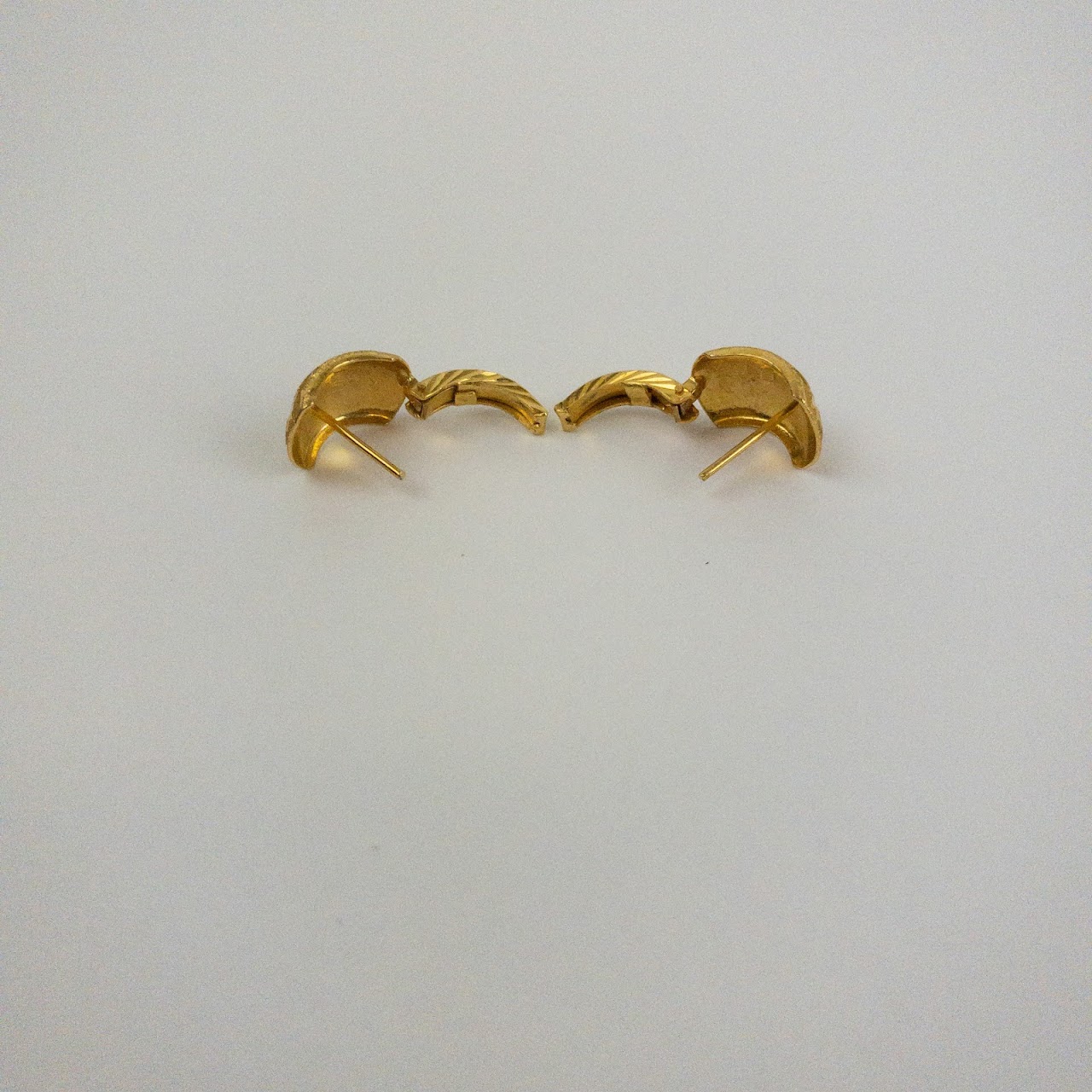 18K Gold Diamond Cut Huggie Hoop Earrings