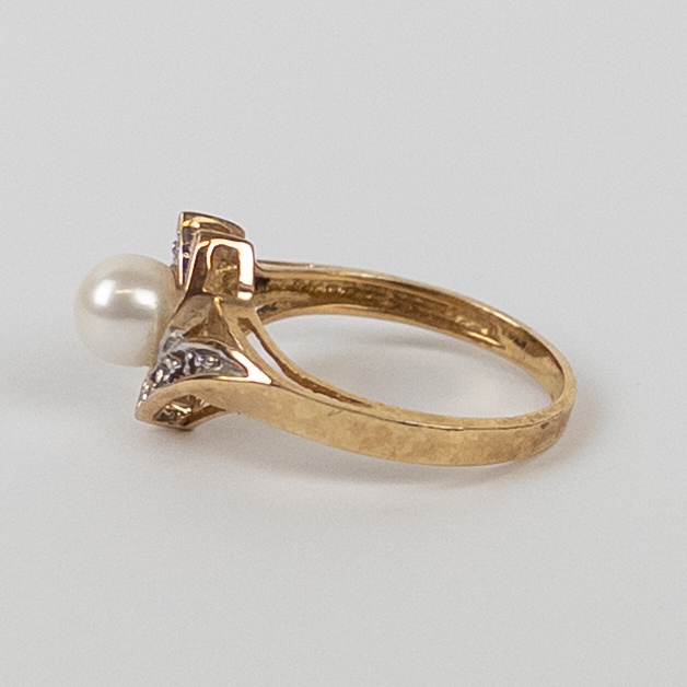 10K Gold Ring with Diamonds and Pearls