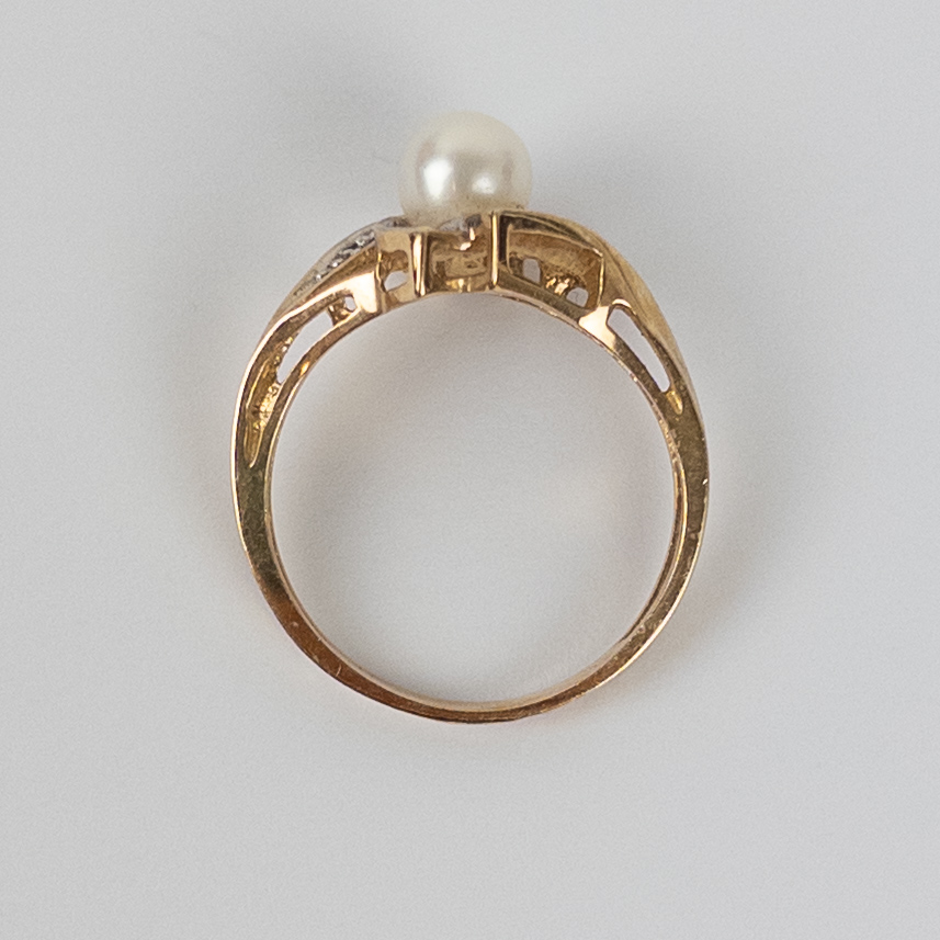 10K Gold Ring with Diamonds and Pearls