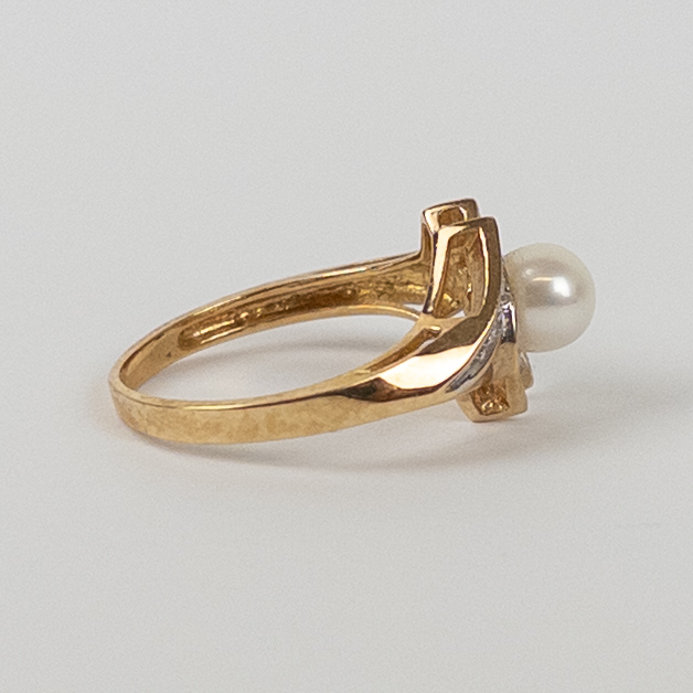 10K Gold Ring with Diamonds and Pearls