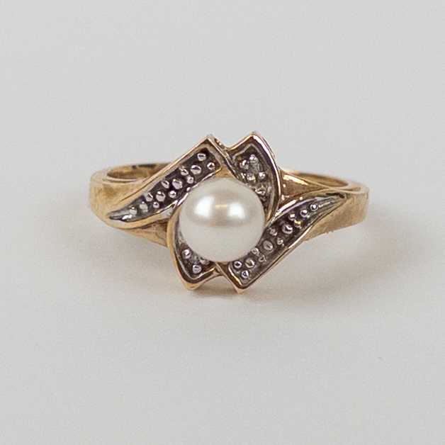 10K Gold Ring with Diamonds and Pearls