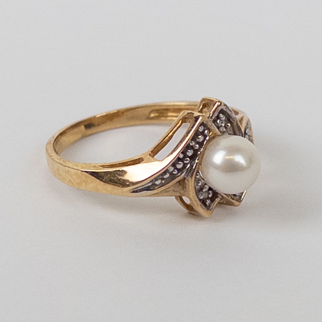 10K Gold Ring with Diamonds and Pearls