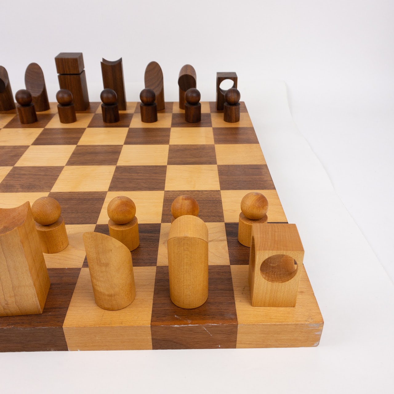 Robert Rudolph Hollendonner Eideos Modernist Walnut and Cherry Chess Set, 1977