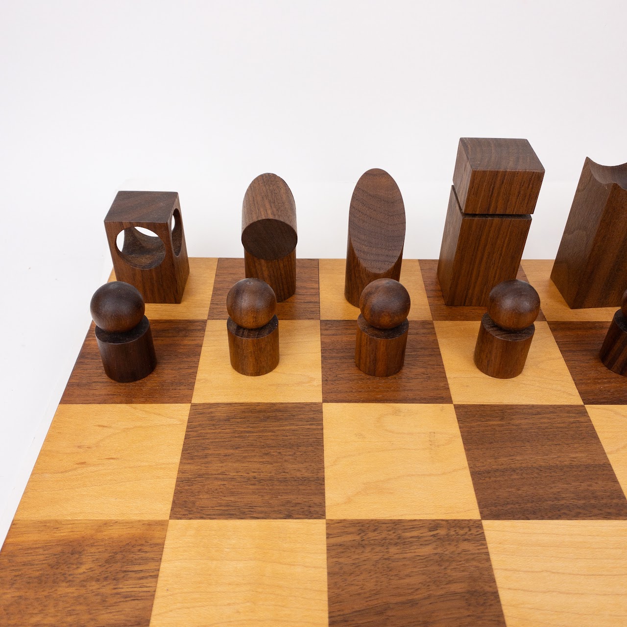 Robert Rudolph Hollendonner Eideos Modernist Walnut and Cherry Chess Set, 1977