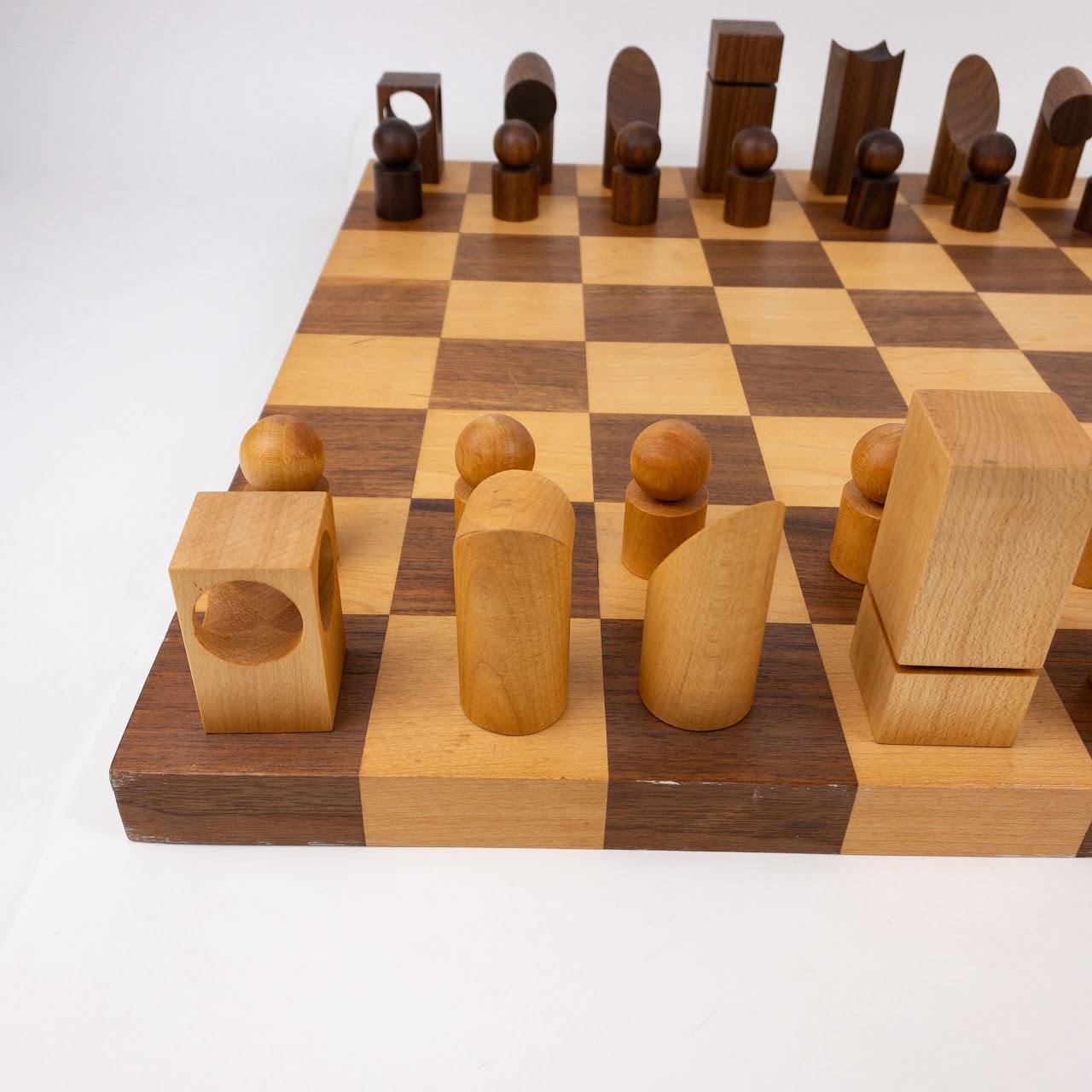 Robert Rudolph Hollendonner Eideos Modernist Walnut and Cherry Chess Set, 1977