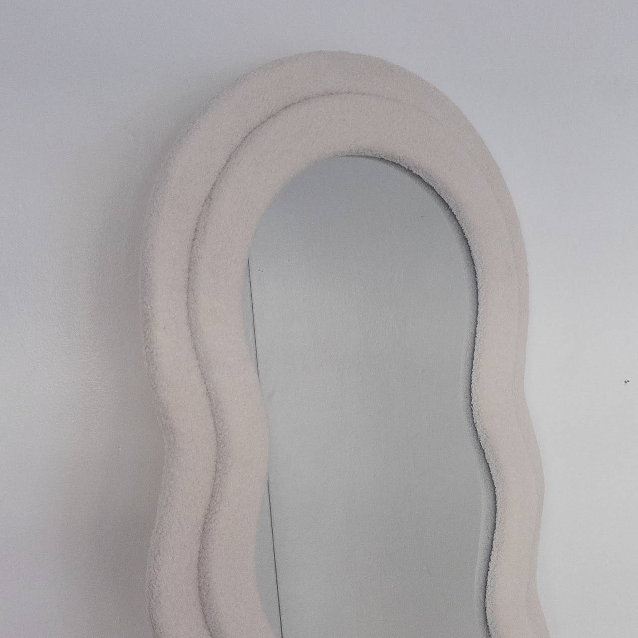 Flamingueo Teddy Wavy Plush Wall Mirror 1