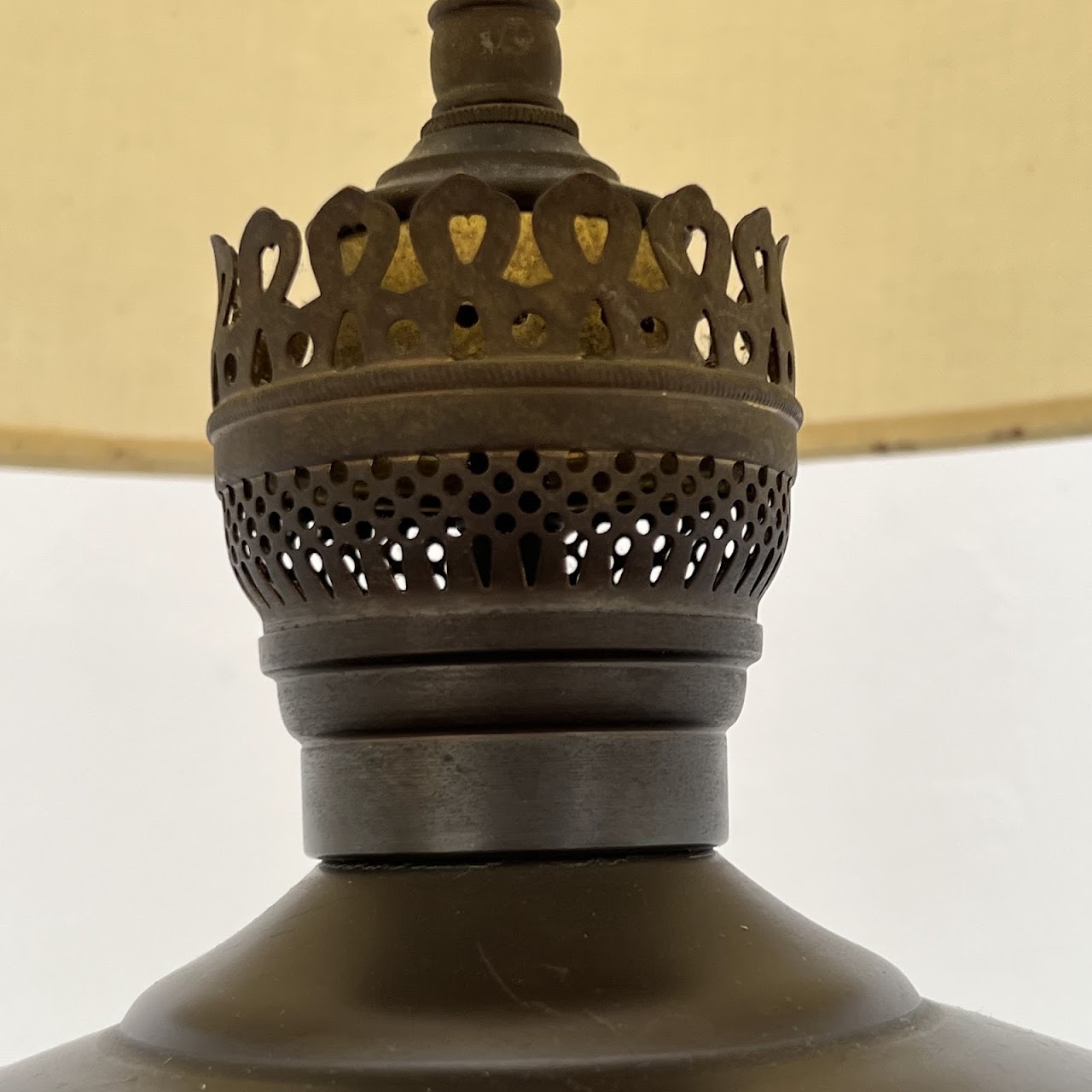 Neoclassical Porcelain and Brass Table Lamp