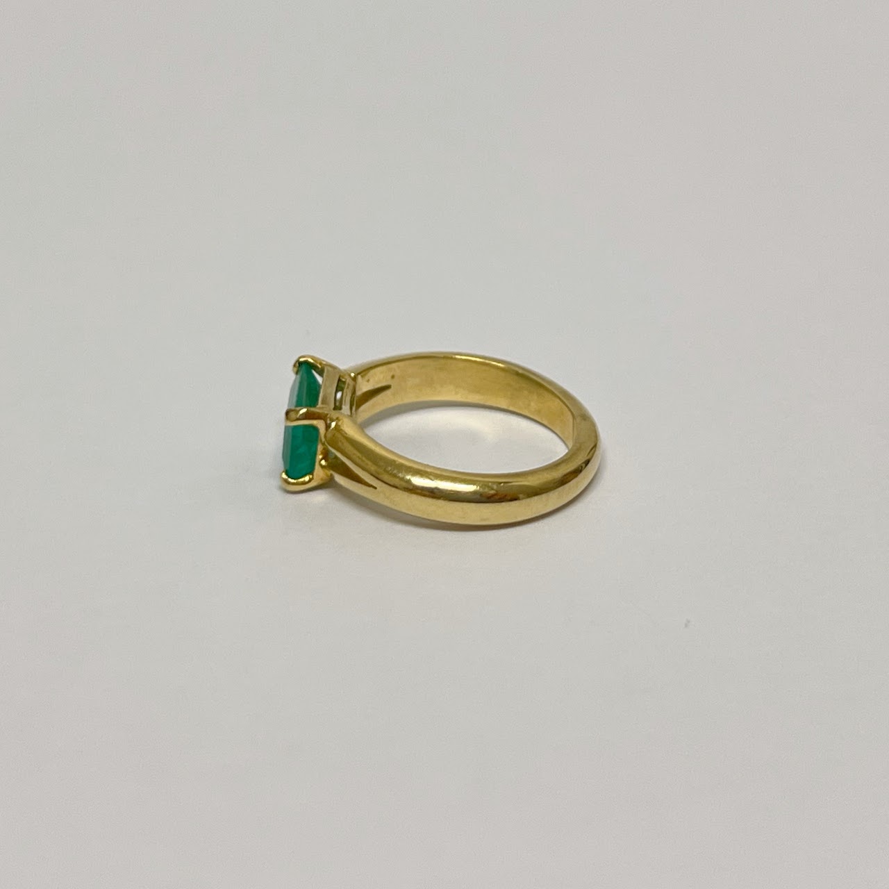 18K Gold & Green Stone Ring