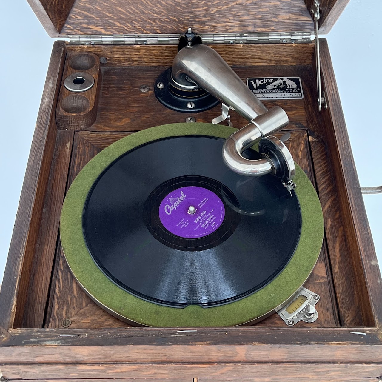 1918 Victrola VV-IX Tabletop Gramophone in Tiger Oak Case