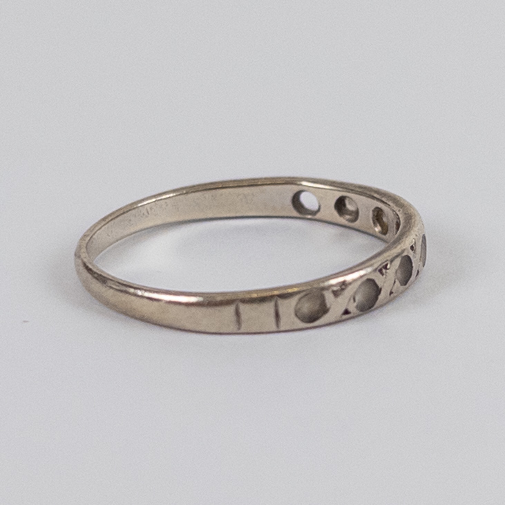 9K Gold Ring with small Settings