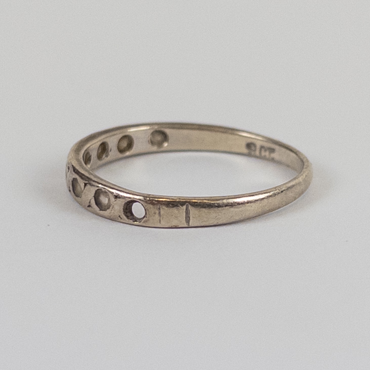 9K Gold Ring with small Settings