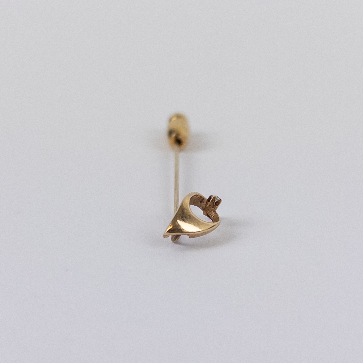 14K Gold Swoopy Ribbon Motif Stick Pin