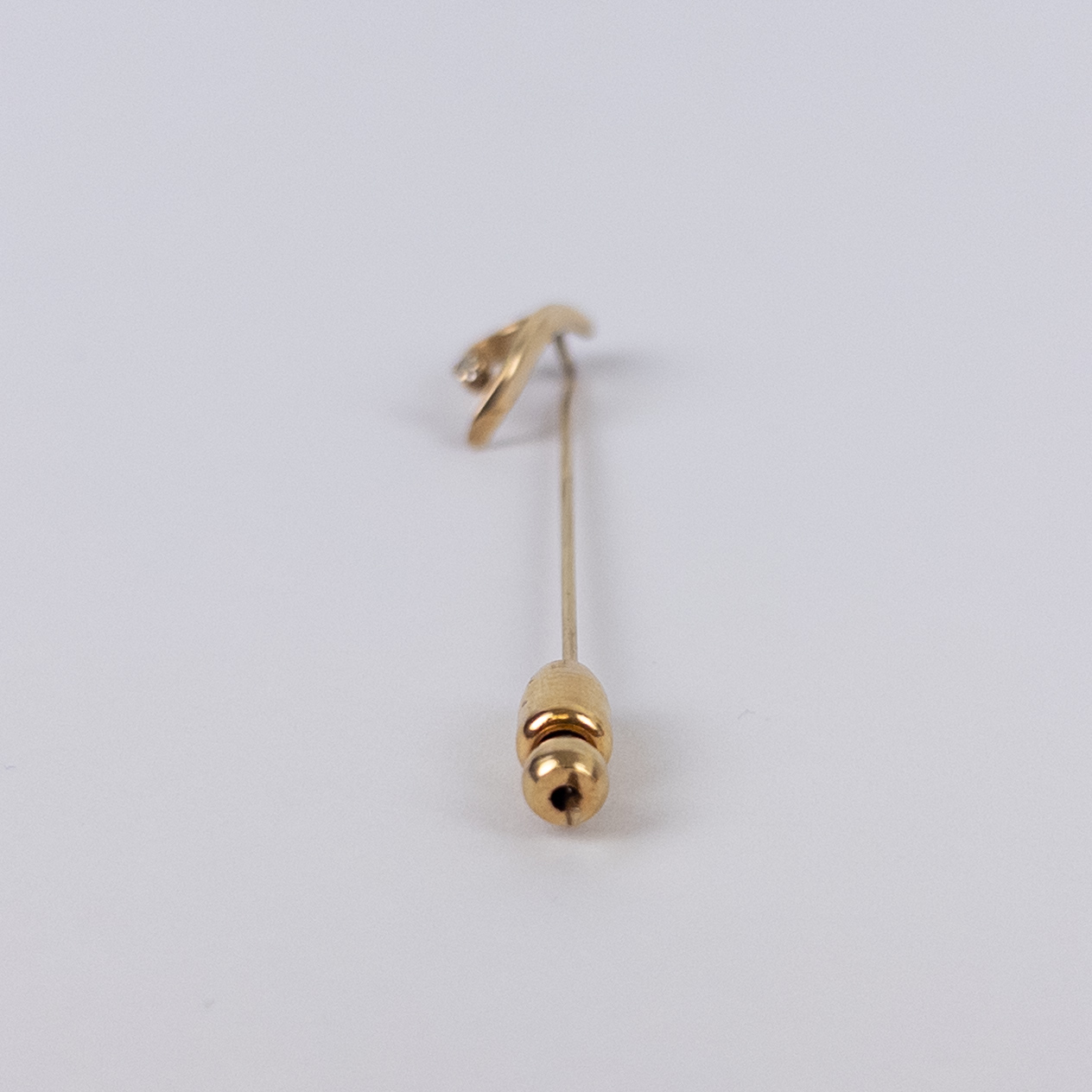 14K Gold Swoopy Ribbon Motif Stick Pin