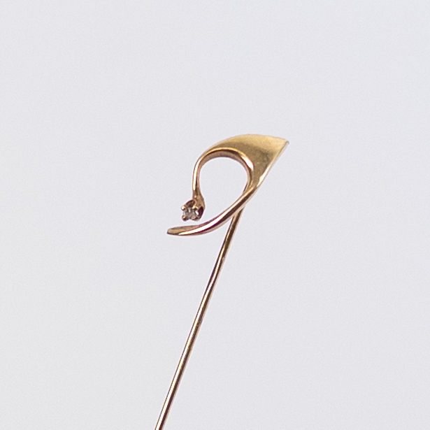 14K Gold Swoopy Ribbon Motif Stick Pin