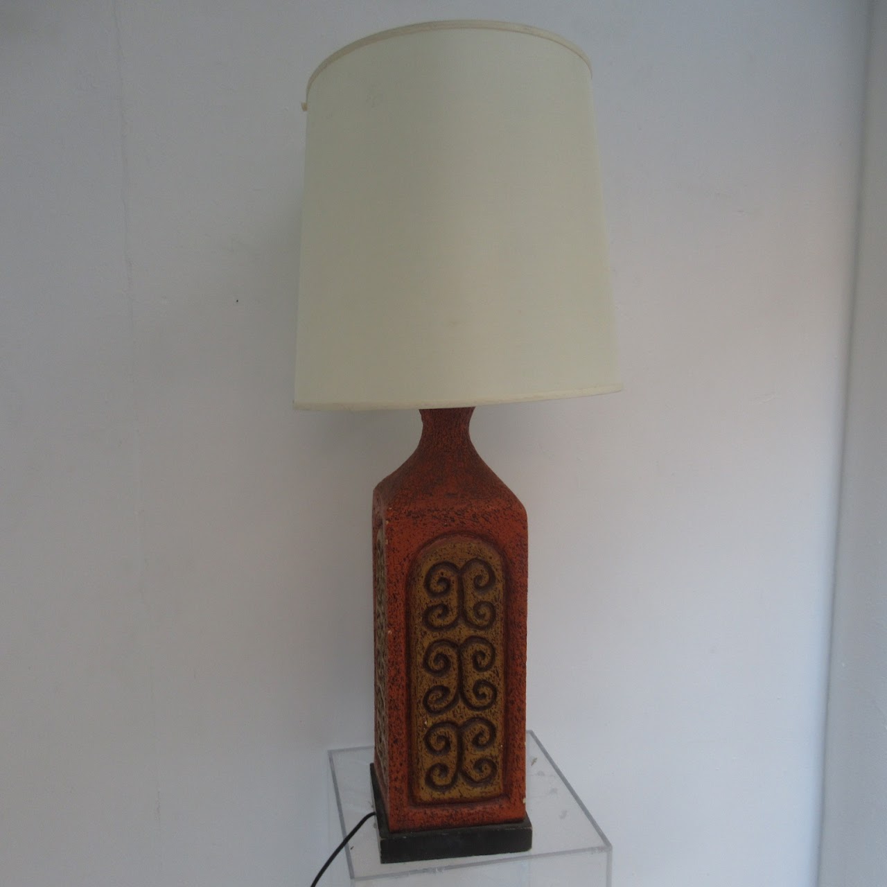 Quartite Creative Corp. Vintage Mid-Century Lamp