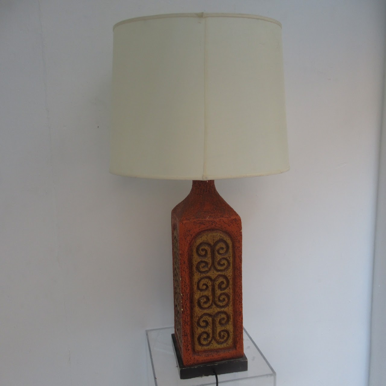 Quartite Creative Corp. Vintage Mid-Century Lamp