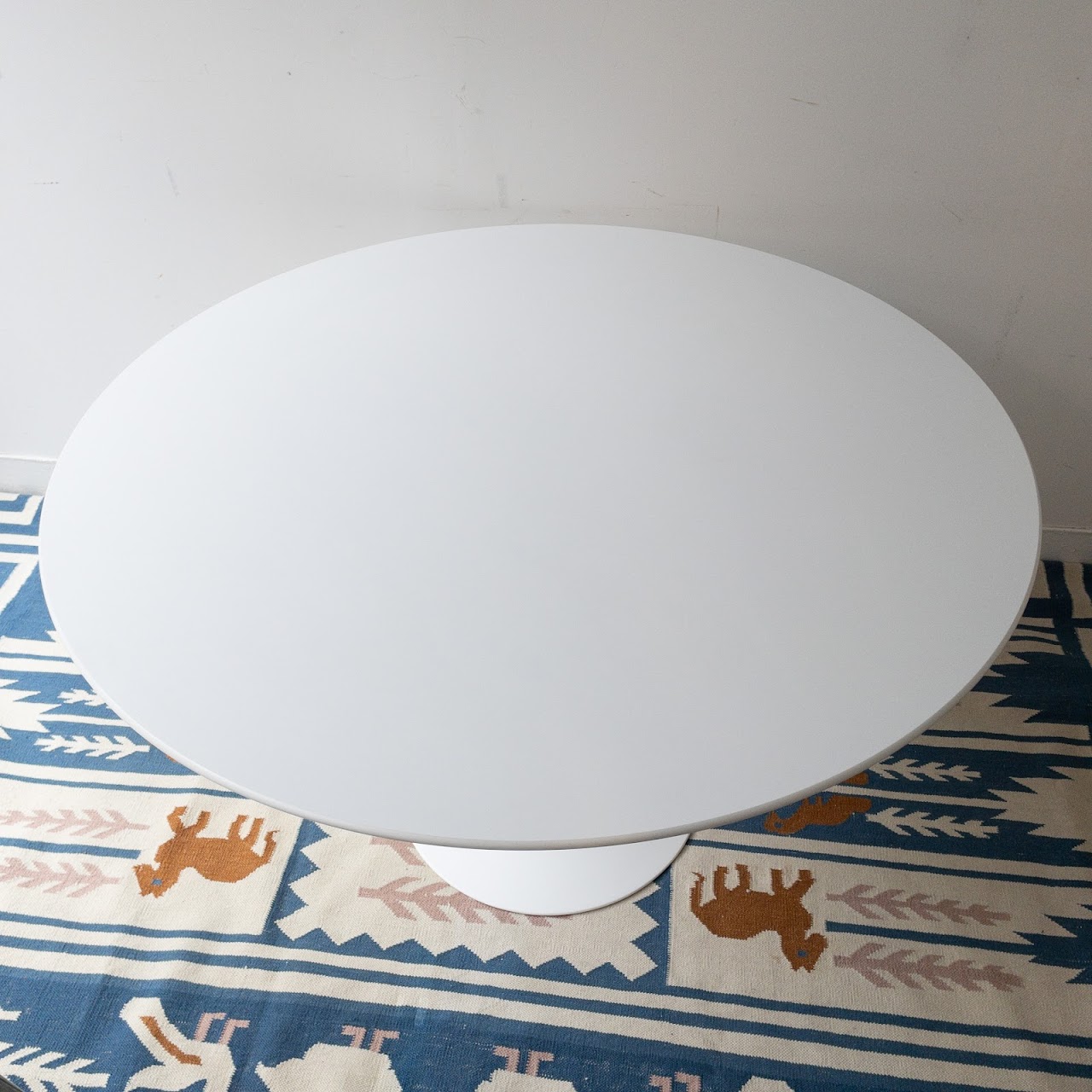 Knoll + Eero Saarinen 47" Round Dining Table