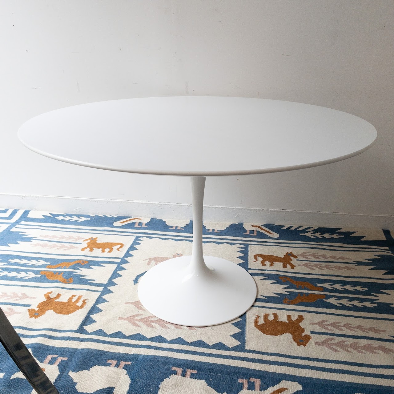 Knoll + Eero Saarinen 47" Round Dining Table