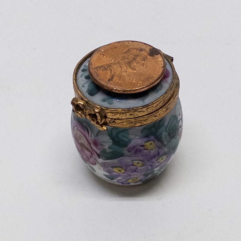 Peint Main Limoges Miniature Lidded Porcelain Box