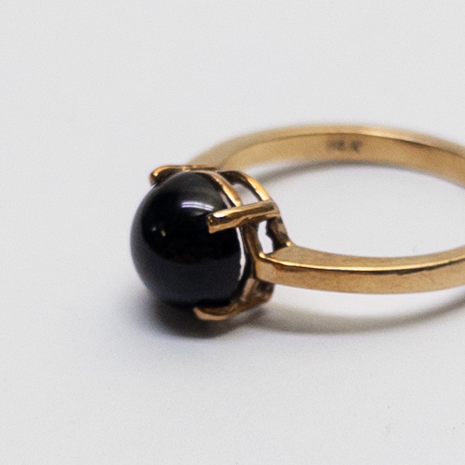 14K Gold & Cabochon Shape Onyx Ring