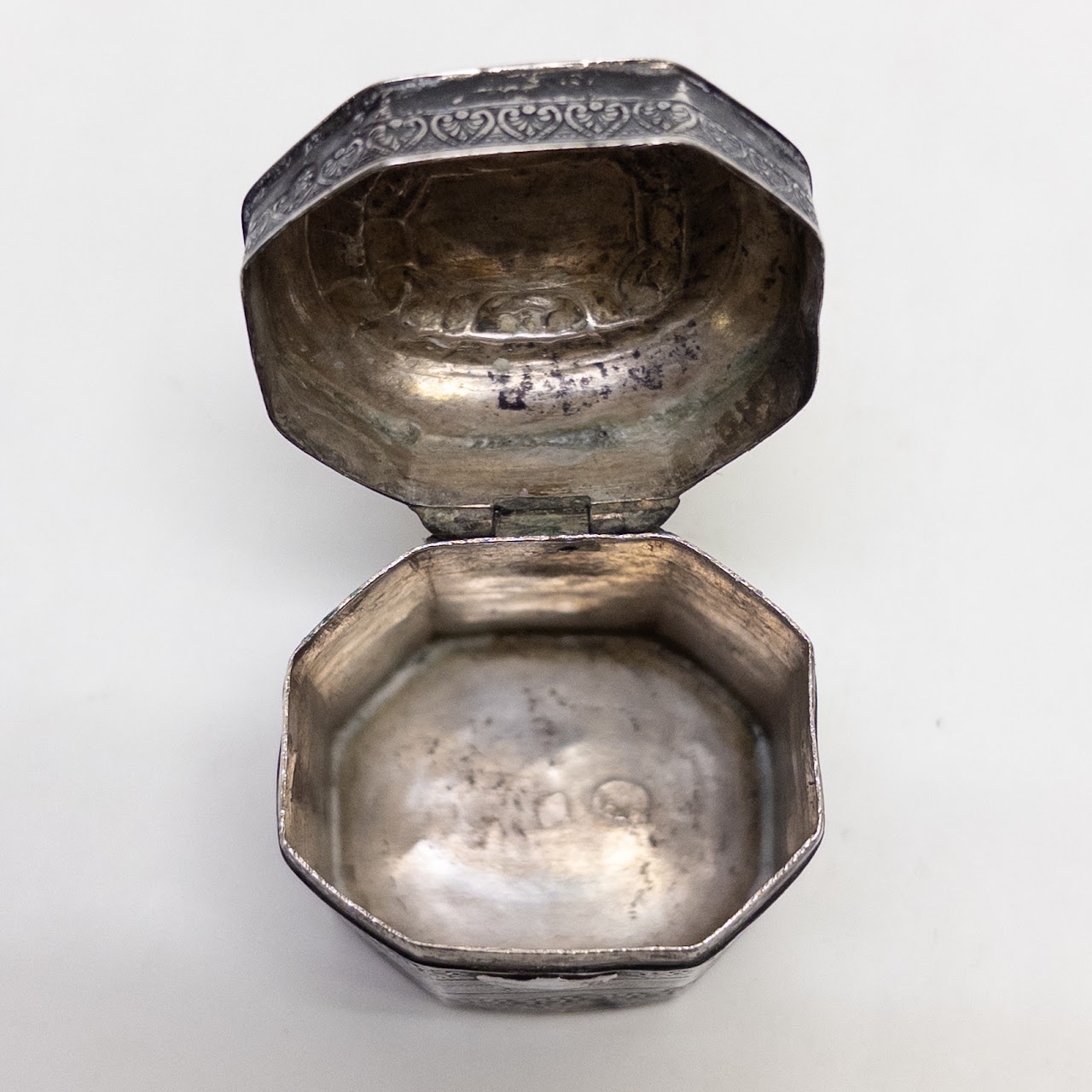 Dutch 833 Silver Octagonal Pillbox