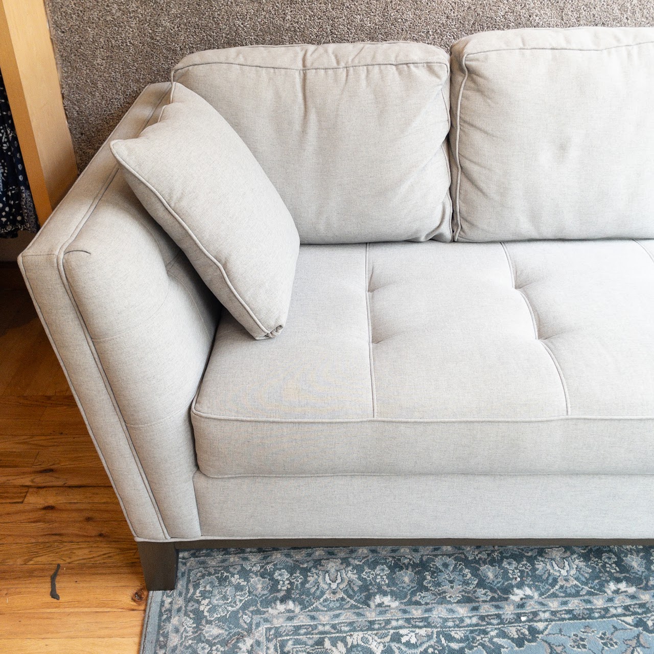 Contemporary Tufted Cushion Sofa