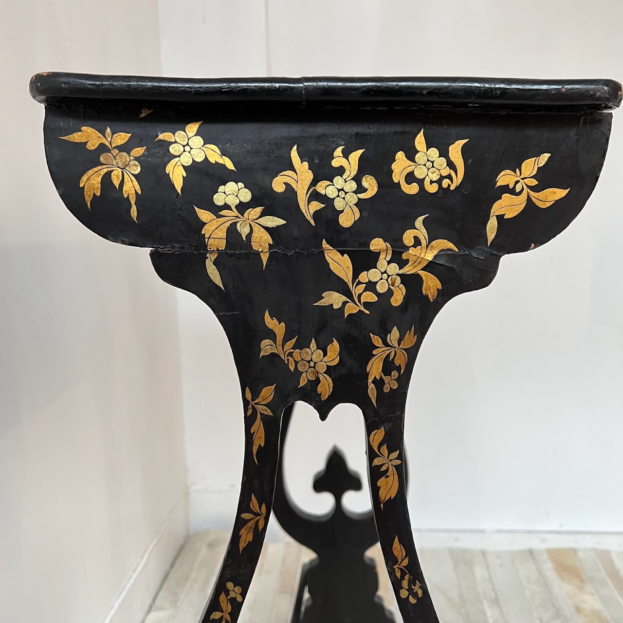 Chinoiserie Red Lacquer and Gilt Decoration Antique Accent Table