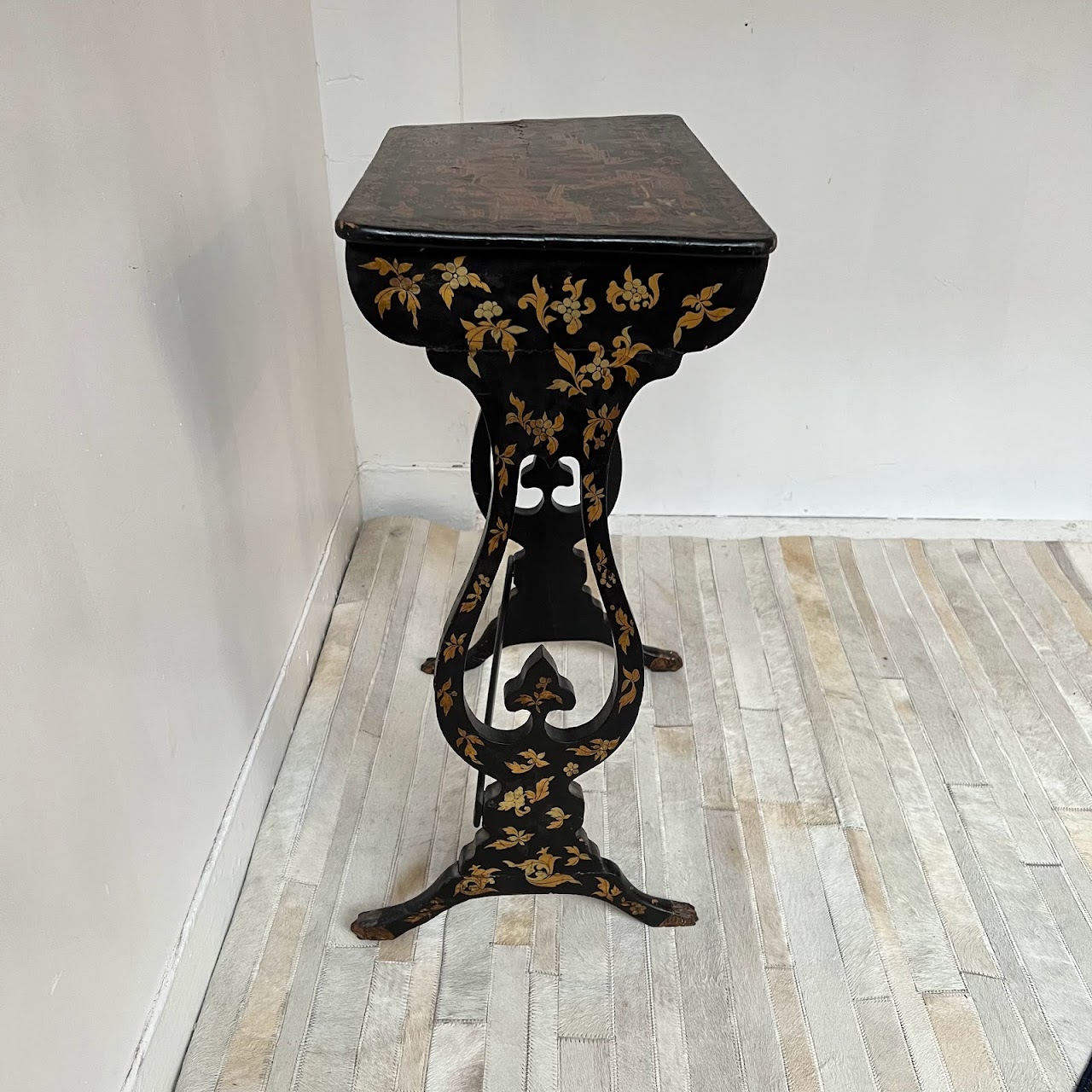 Chinoiserie Red Lacquer and Gilt Decoration Antique Accent Table