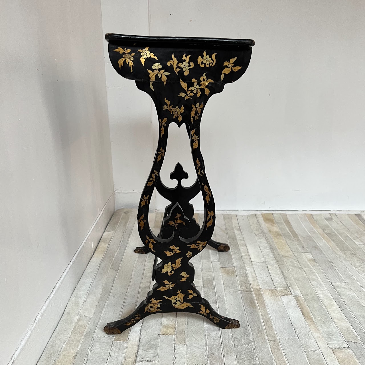 Chinoiserie Red Lacquer and Gilt Decoration Antique Accent Table