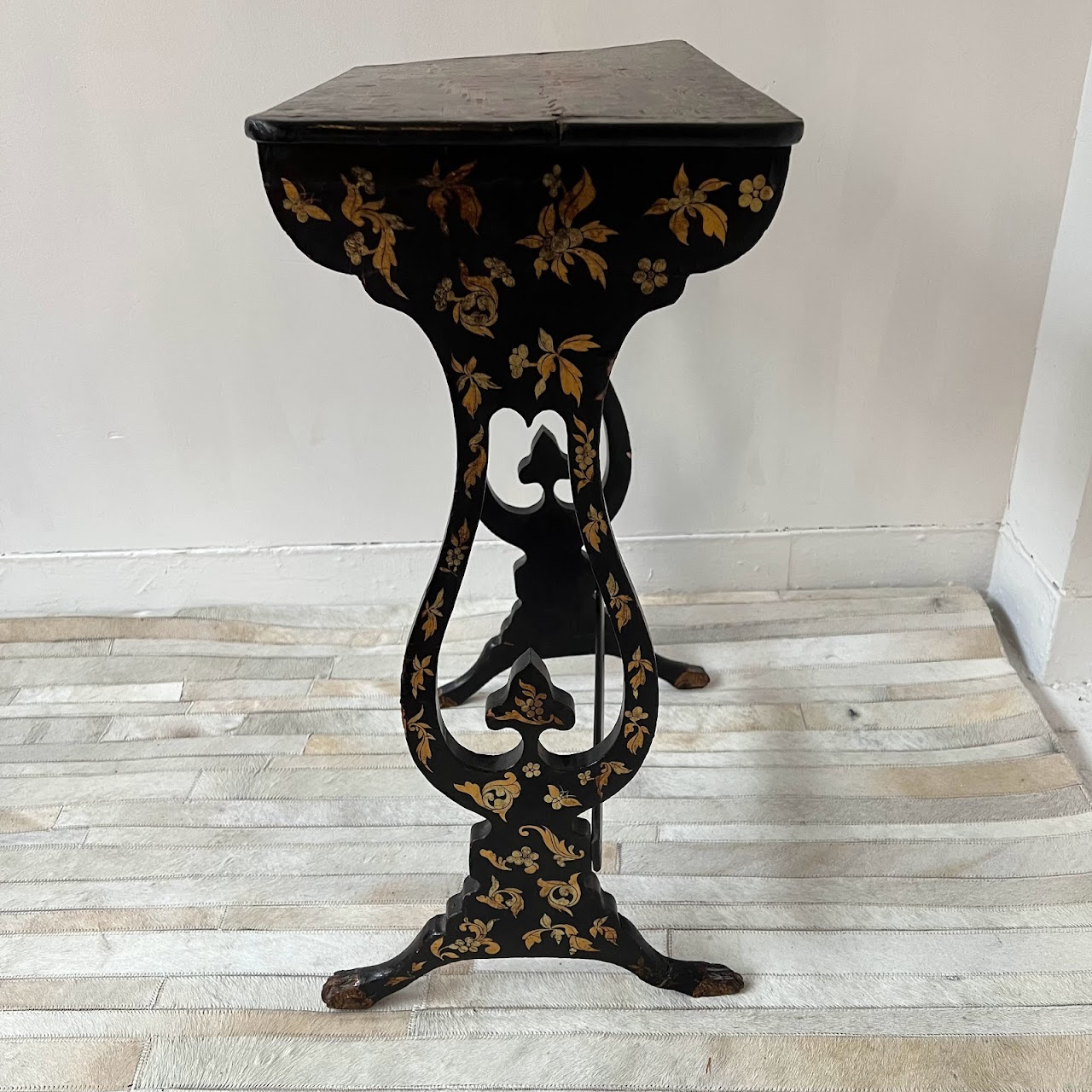 Chinoiserie Red Lacquer and Gilt Decoration Antique Accent Table