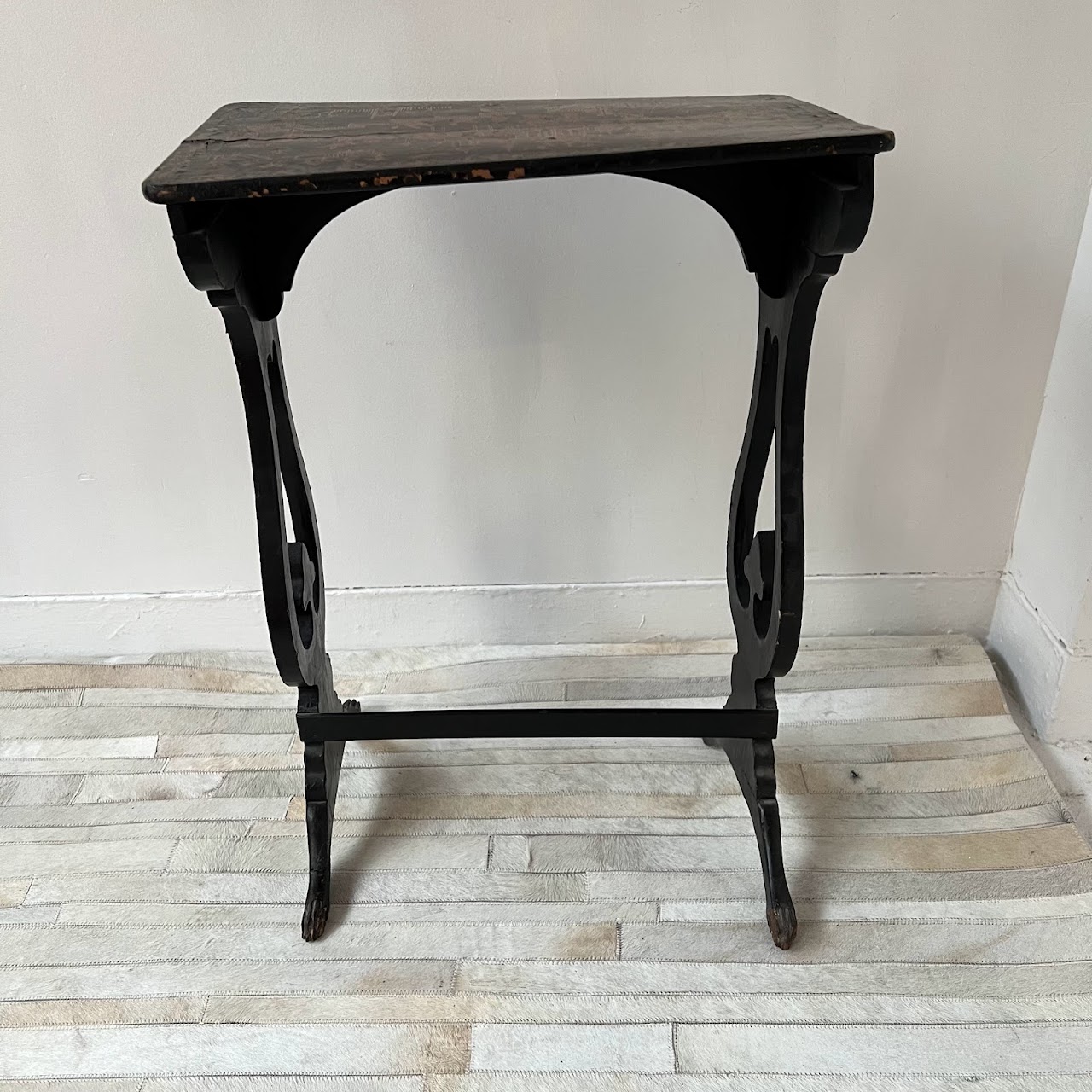 Chinoiserie Red Lacquer and Gilt Decoration Antique Accent Table