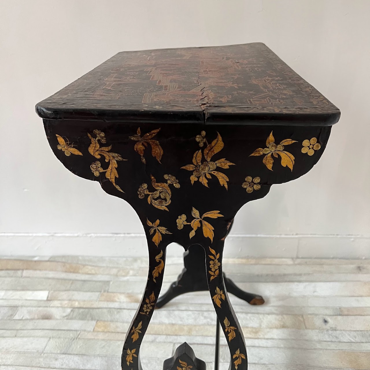 Chinoiserie Red Lacquer and Gilt Decoration Antique Accent Table