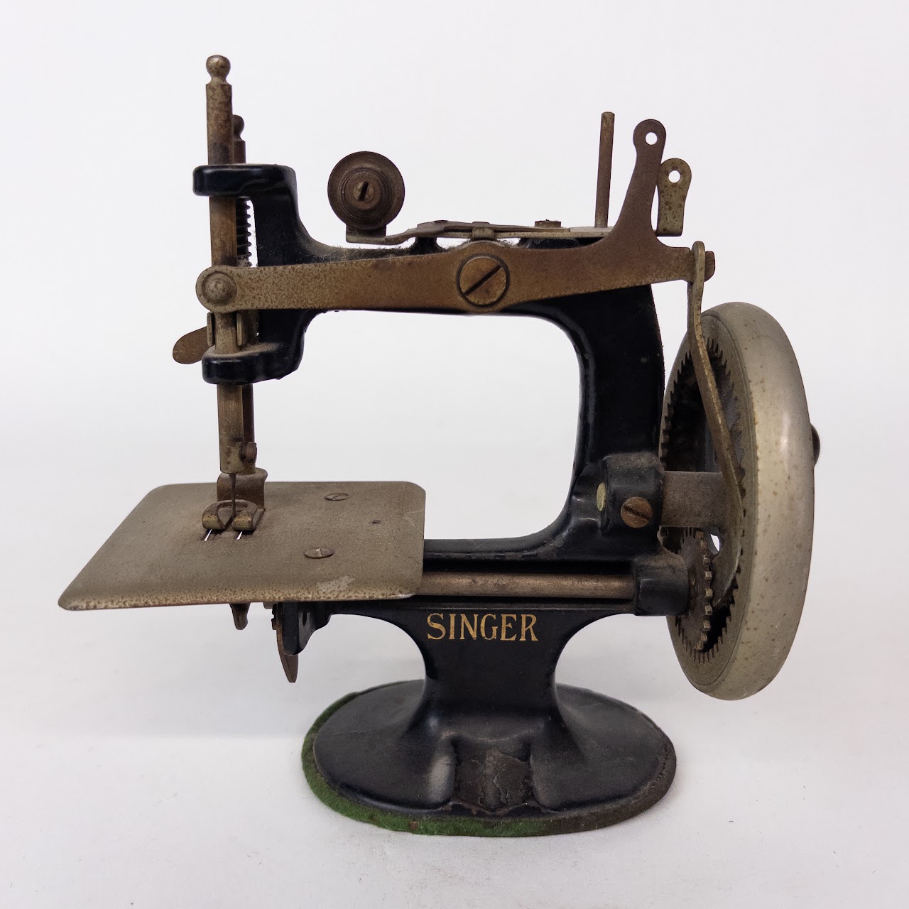 The Singer Manfg Co. Model 20 Sewhandy Toy Sewing Machine